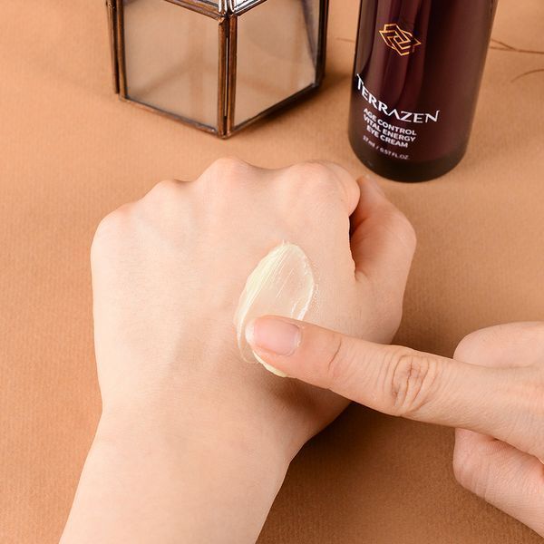 Terrazen Омоложуючий крем для повік з природним комплексом проти зморшок Age Control Vital Energy Eye Cream  0921 фото